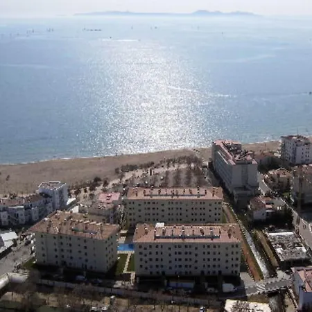 In With Beachfront Views Apartman