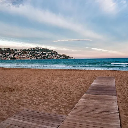 In With Beachfront Views Apartman