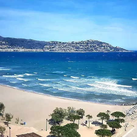 Apartman In With Beachfront Views
