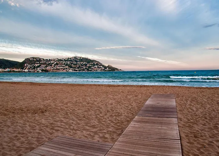 In With Beachfront Views Apartment