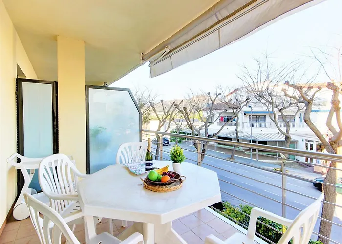 In With Beachfront Views Apartment *