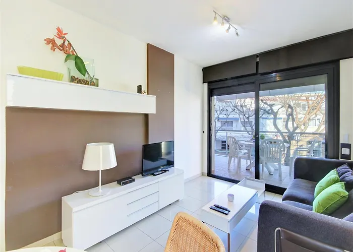 In With Beachfront Views Apartment *