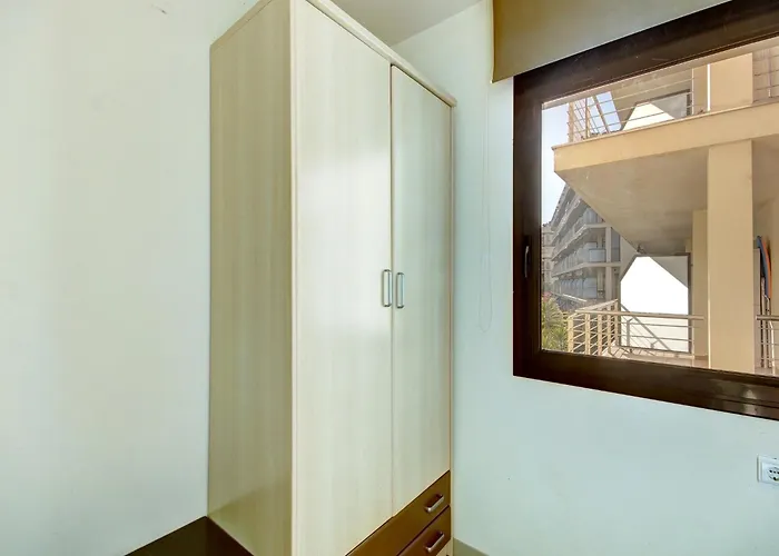 In With Beachfront Views Apartment *